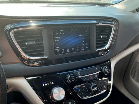 Used 2021 Chrysler Voyager Lxi image 12