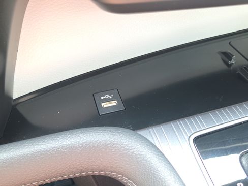 Used 2025 Toyota Sienna XLE FWD image 26
