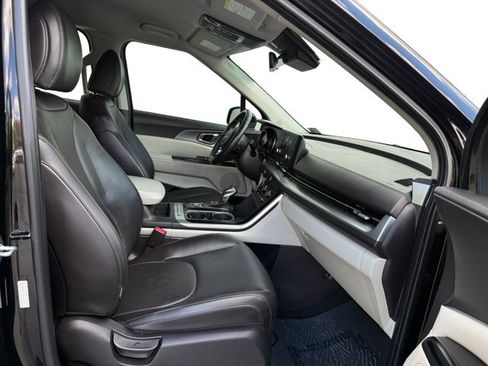 Used 2022 Kia Carnival LX FWD image 12