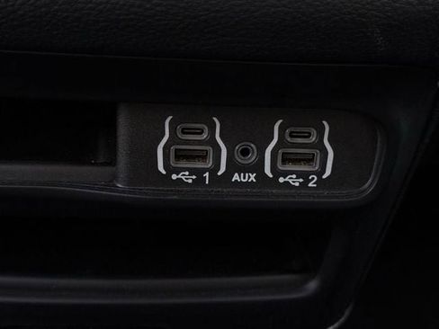 Used 2024 Chrysler Pacifica Limited FWD image 21