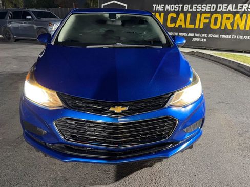 Used 2017 Chevrolet Cruze LT w/ Convenience Package image 3