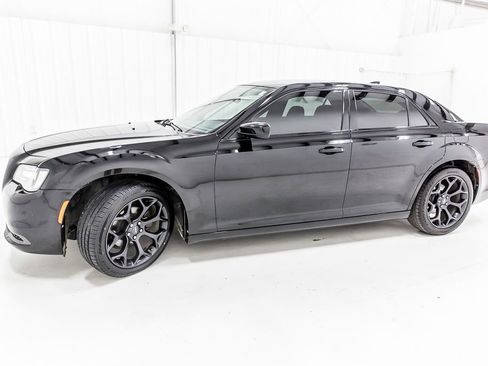 Used 2020 Chrysler 300 Touring w/ Sport Appearance Package image 4