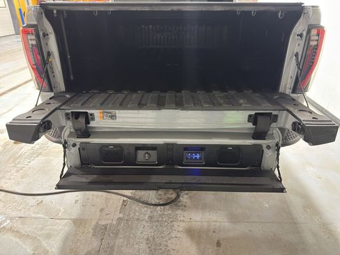 Used 2024 GMC Sierra 2500 AT4X image 27