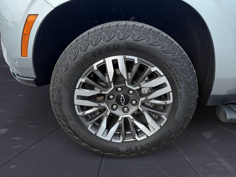Used 2025 Chevrolet Suburban Z71 AWD/4WD image 14