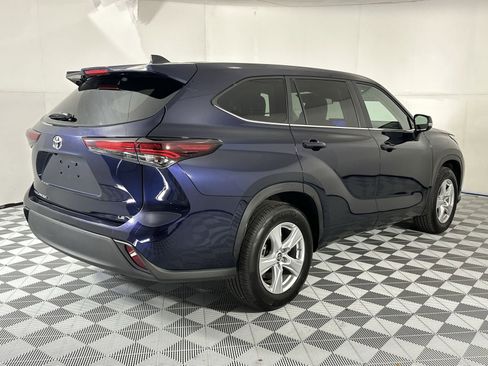 Used 2025 Toyota Highlander LE FWD image 8