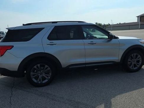 Used 2024 Ford Explorer XLT w/ Equipment Group 202A RWD image 8