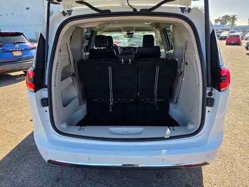 Used 2023 Chrysler Pacifica Touring-L image 13