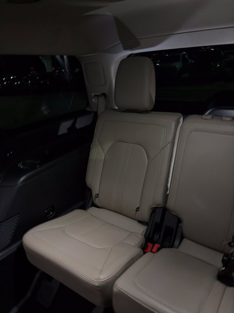 Used 2024 Ford Expedition Limited AWD/4WD image 3