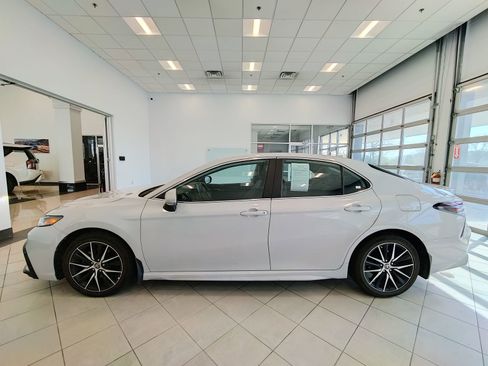Used 2024 Toyota Camry SE image 6