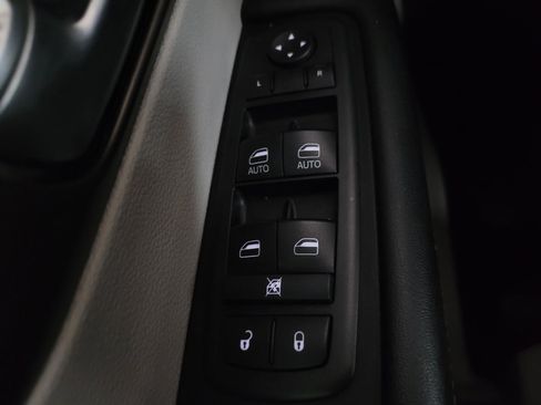 Used 2017 Chrysler Pacifica Touring-L image 27