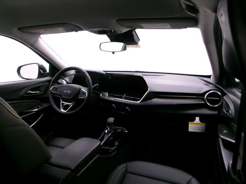 Used 2026 Chevrolet Trax ACTIV w/ Driver Confidence Package FWD image 3