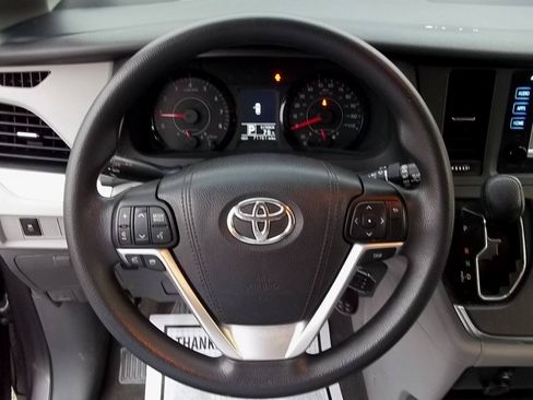 Used 2015 Toyota Sienna LE FWD image 11