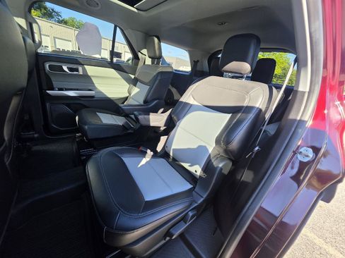 Used 2022 Ford Explorer XLT w/ Equipment Group 202A AWD/4WD image 16