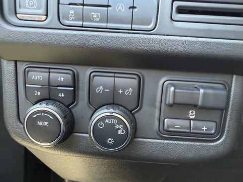 Used 2023 Chevrolet Suburban LT w/ Luxury Package image 27