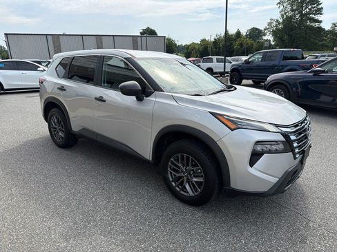 Used 2024 Nissan Rogue S FWD image 11
