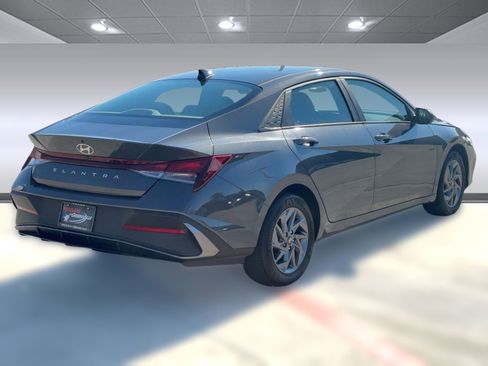 Used 2024 Hyundai Elantra SEL image 9