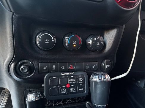 Used 2015 Jeep Wrangler Unlimited Rubicon w/ Connectivity Group AWD/4WD image 26