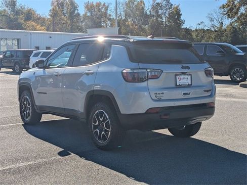 Used 2024 Jeep Compass Trailhawk image 5