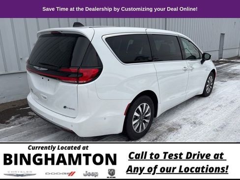 Used 2023 Chrysler Pacifica Limited image 8