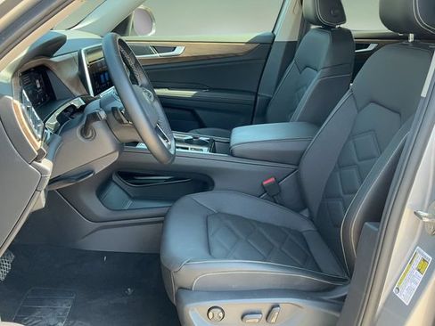 Used 2026 Volkswagen Atlas SE FWD image 12