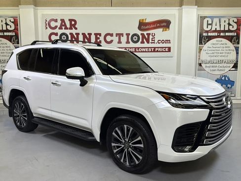 Used 2022 Lexus LX 600 4WD w/ Premium Package image 1