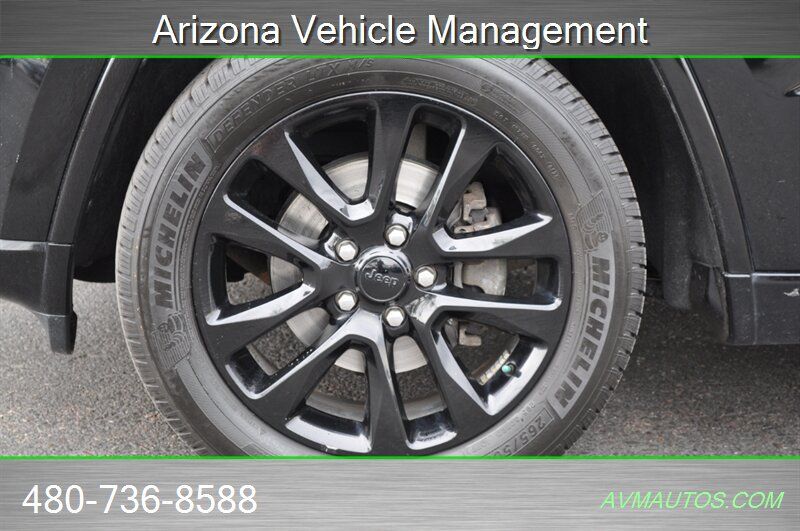 Used 2017 Jeep Grand Cherokee Altitude RWD image 16