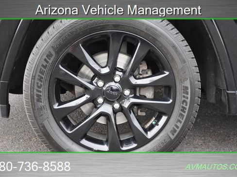 Used 2017 Jeep Grand Cherokee Altitude RWD image 16