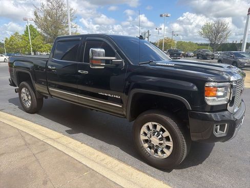 Used 2017 GMC Sierra 2500 Denali w/ Duramax Plus Package image 2