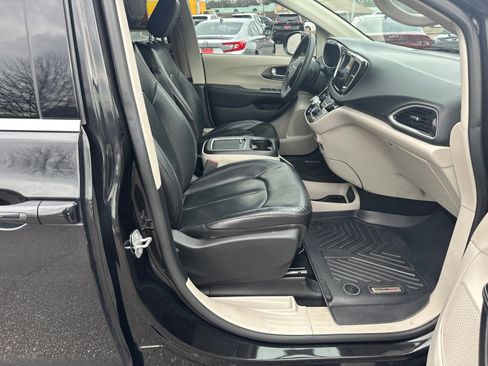 Used 2022 Chrysler Pacifica Touring-L image 13