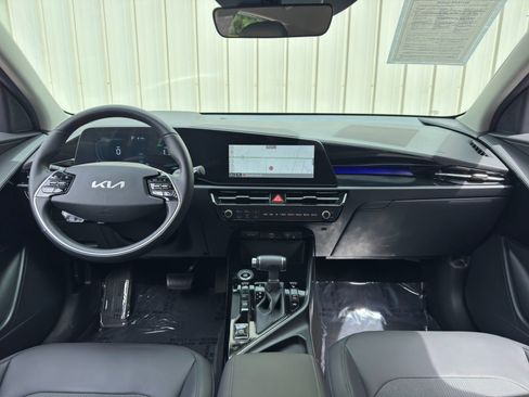 Used 2024 Kia Niro EX FWD image 11