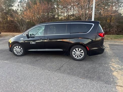 Used 2018 Chrysler Pacifica Touring Plus image 2