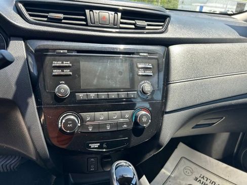 Used 2017 Nissan Rogue S AWD/4WD image 7