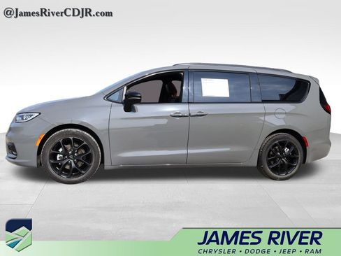 Used 2025 Chrysler Pacifica Limited FWD image 2