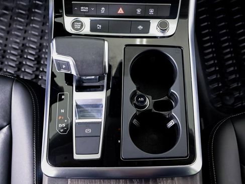 Used 2023 Audi Q8 Premium image 19