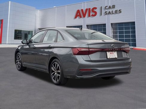 Used 2025 Volkswagen Jetta SE image 3