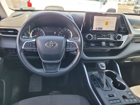 Used 2024 Toyota Highlander LE AWD/4WD image 20