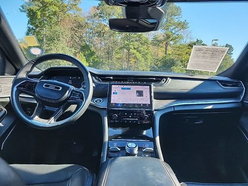 Certified 2024 Jeep Grand Cherokee Overland image 3