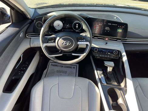 Used 2023 Hyundai Elantra Limited image 12
