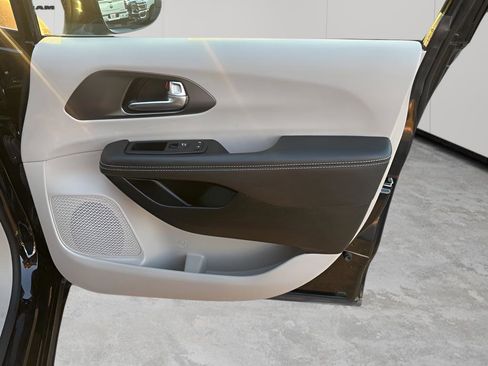 Certified 2024 Chrysler Pacifica Touring-L image 13