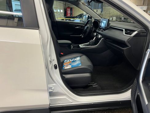 Used 2021 Toyota RAV4 XLE Premium image 32