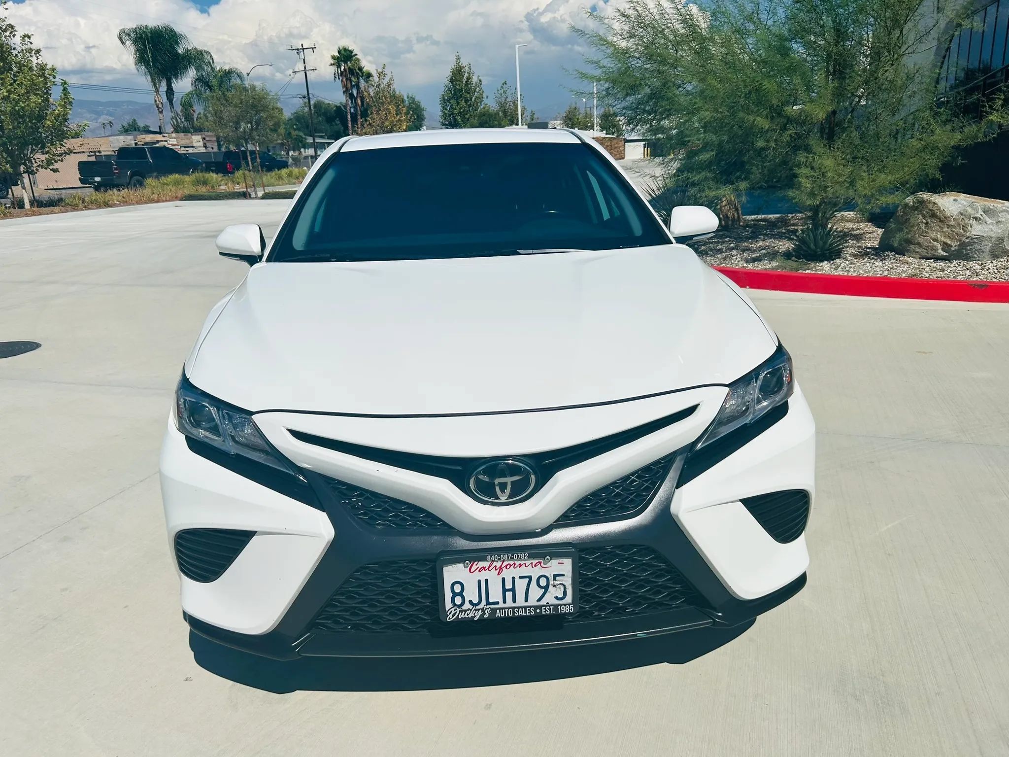 Used 2019 Toyota Camry SE w/ Convenience Package FWD image 2