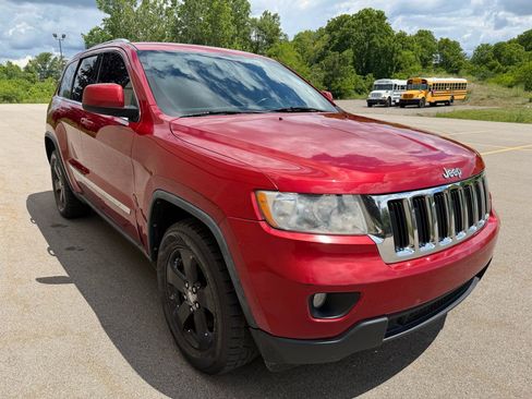 Used 2011 Jeep Grand Cherokee Laredo AWD/4WD image 3