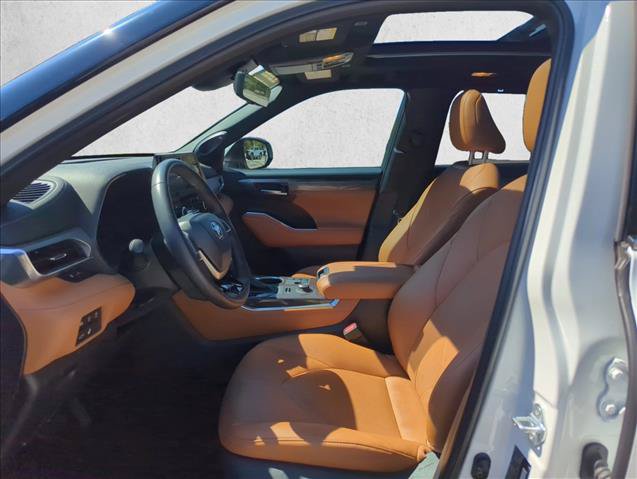 Used 2025 Toyota Highlander Platinum AWD/4WD image 17