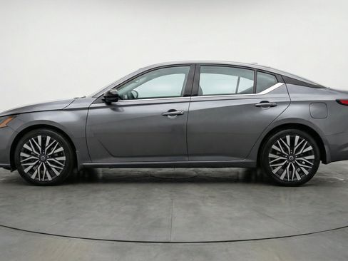 Used 2025 Nissan Altima 2.5 SV FWD image 5