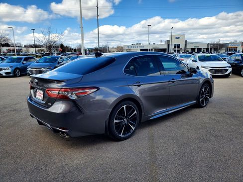 Used 2018 Toyota Camry XSE image 5