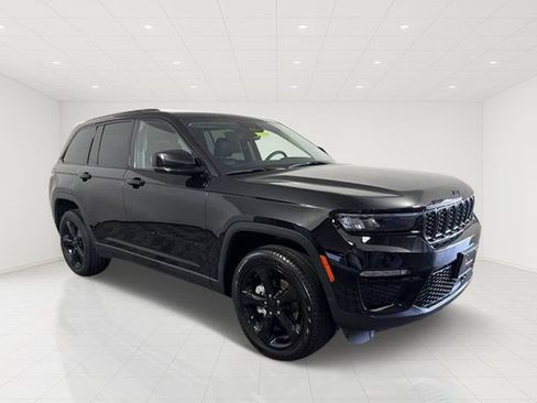 Used 2023 Jeep Grand Cherokee Limited w/ Black Appearance Package AWD/4WD image 1