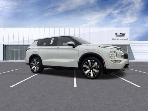 Used 2025 Mitsubishi Outlander SE image 1