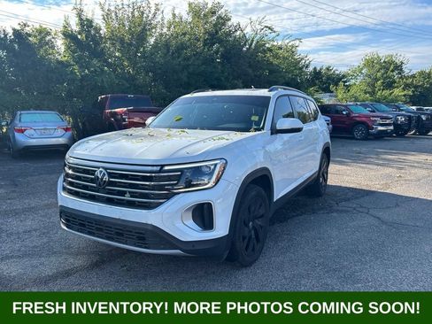 Used 2024 Volkswagen Atlas SE w/ Panoramic Sunroof Package FWD image 7