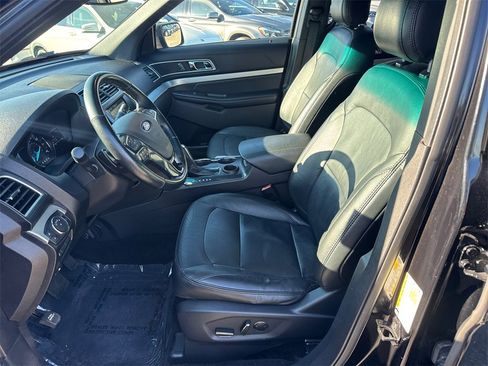 Used 2017 Ford Explorer XLT w/ Equipment Group 202A image 9