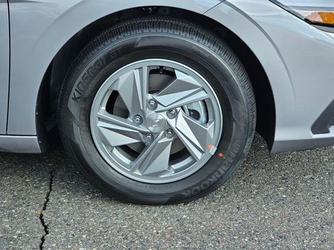 New 2025 Hyundai Elantra SE image 9